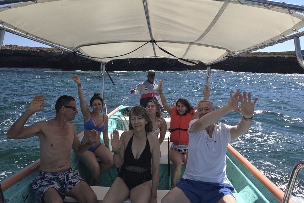 Tour Islas Marietas barco guía local experto pasajeros felices