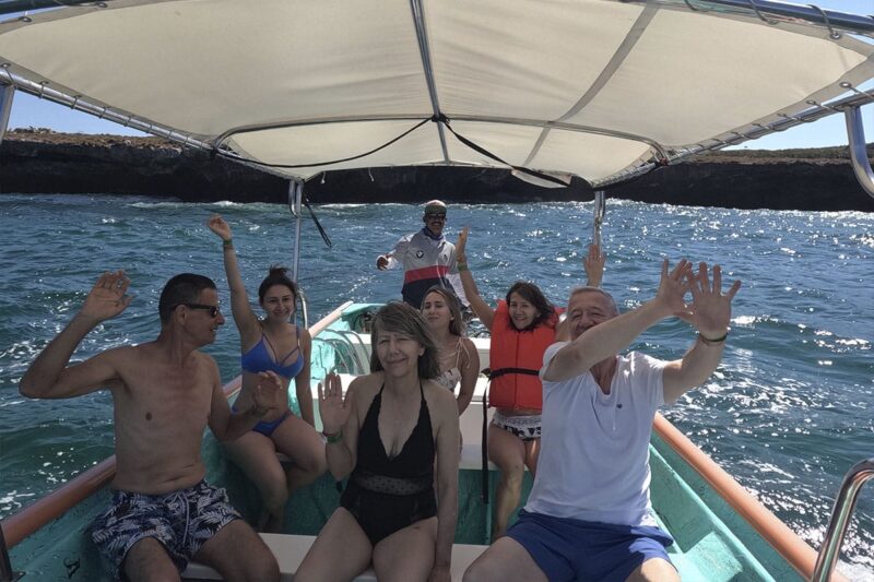 Tour Islas Marietas barco guía local experto pasajeros felices