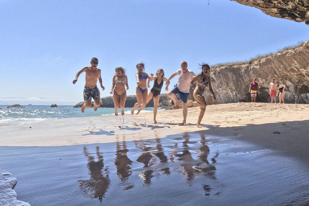 Tour Islas Marietas playa diversión grupo saltando arena blanca