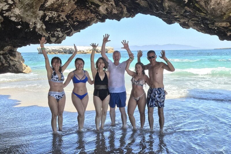 Grupo tour Islas Marietas cueva playa aguas turquesas Punta de Mita