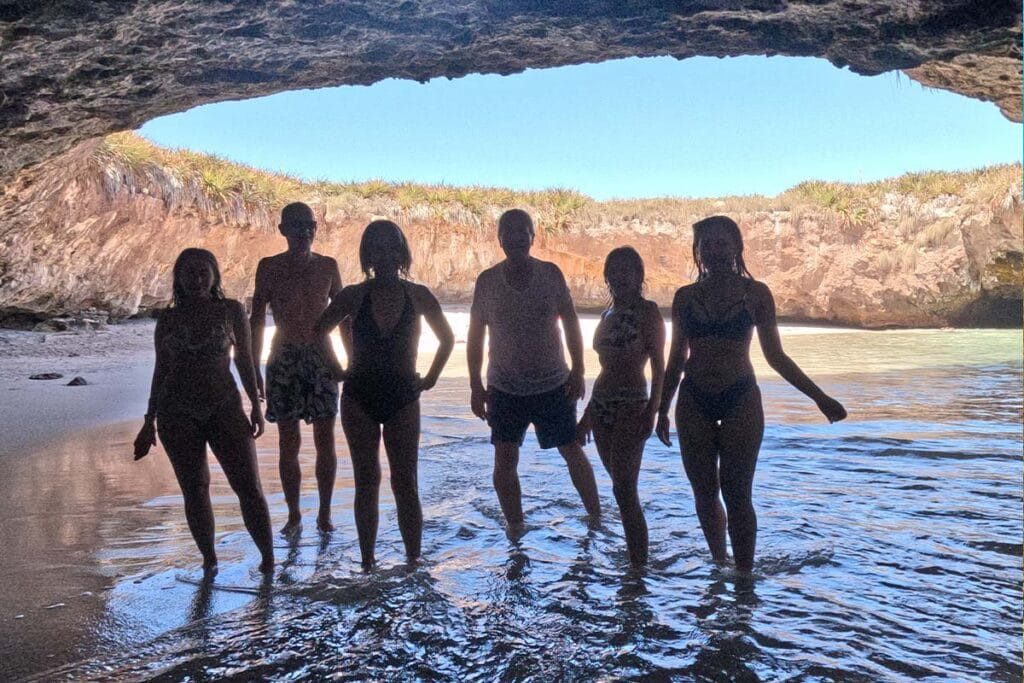 amigos en playa del amor