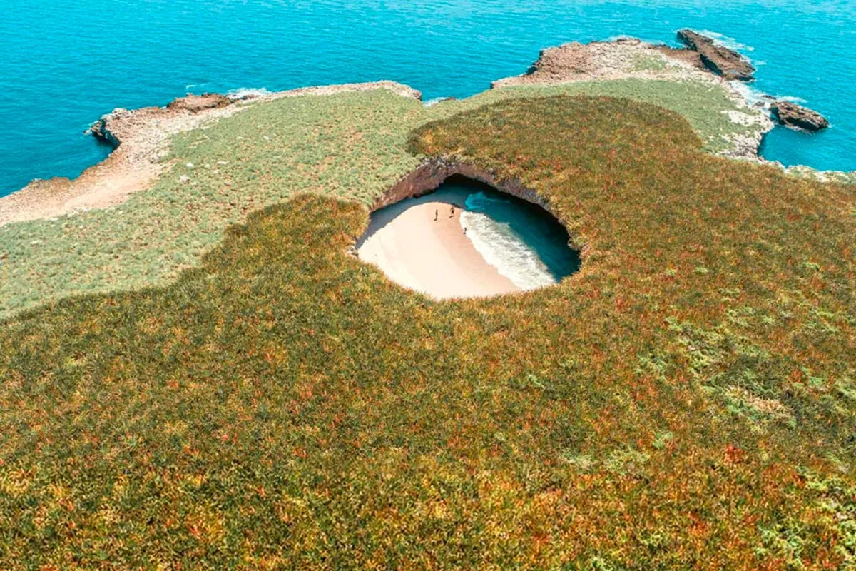 Playa Escondida vista desde el interior del cráter, Islas Marietas
