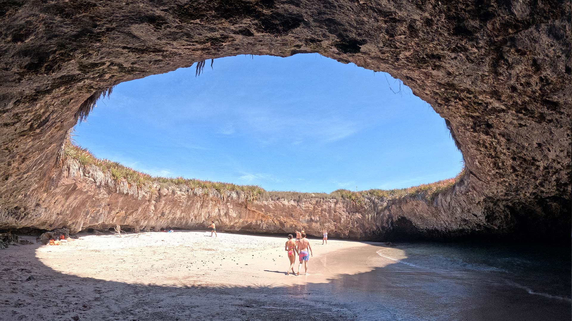 Couple dans la Plage de l’Amour, au cœur du cratère d’Isla Redonda
