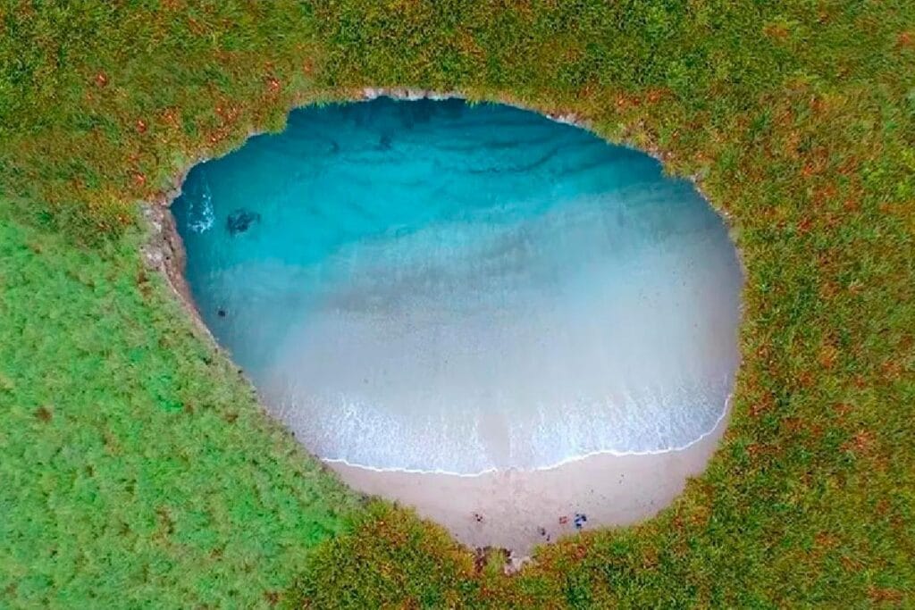 tour playa del amor privado toma aerea de playa escondida
