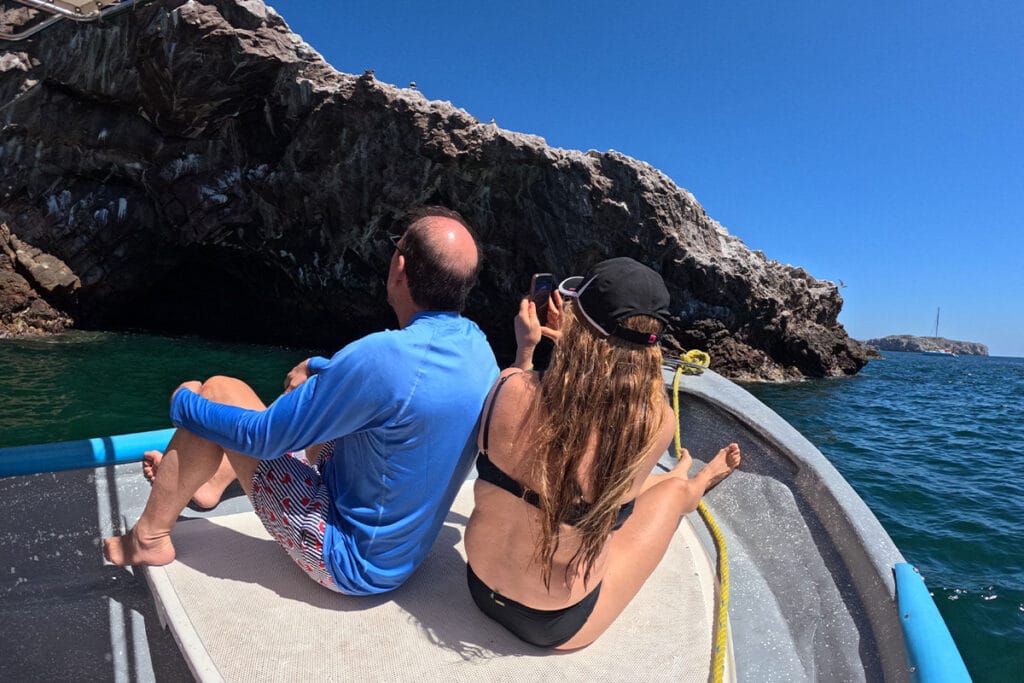Pareja disfrutando de un viaje romántico en lancha privada a las Islas Marietas.