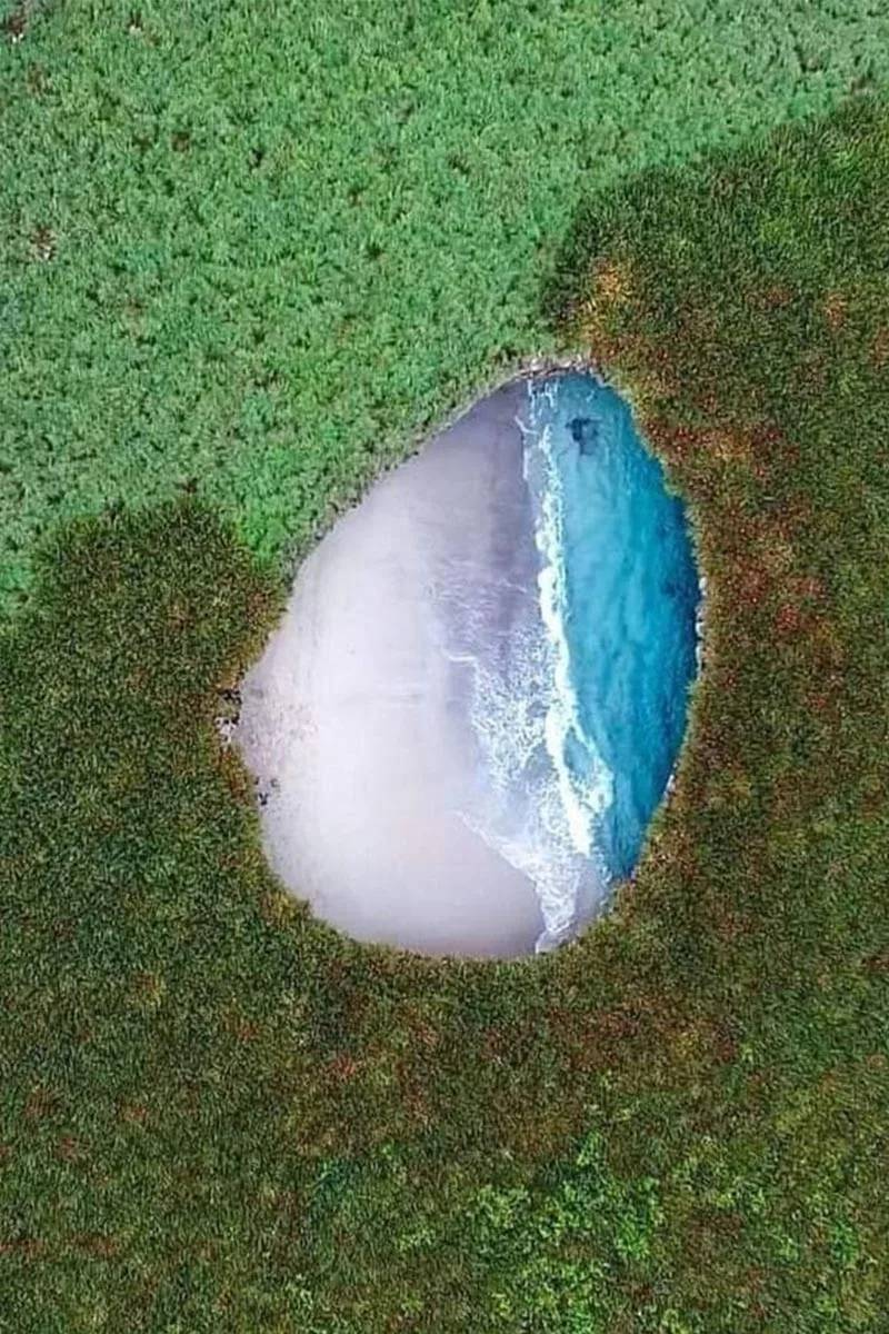 Arena de Playa Escondida dentro del cráter abierto al cielo