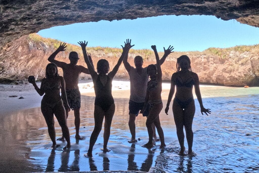 experiencia completa marietas familia dentro del crater de playa del amor