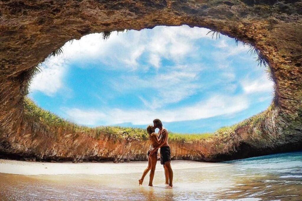 imagen romantica de pareja besandose en el tour playa del amor privado