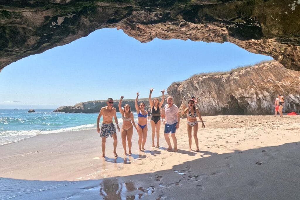 familia feliz en playa la nopalera tours punta mita