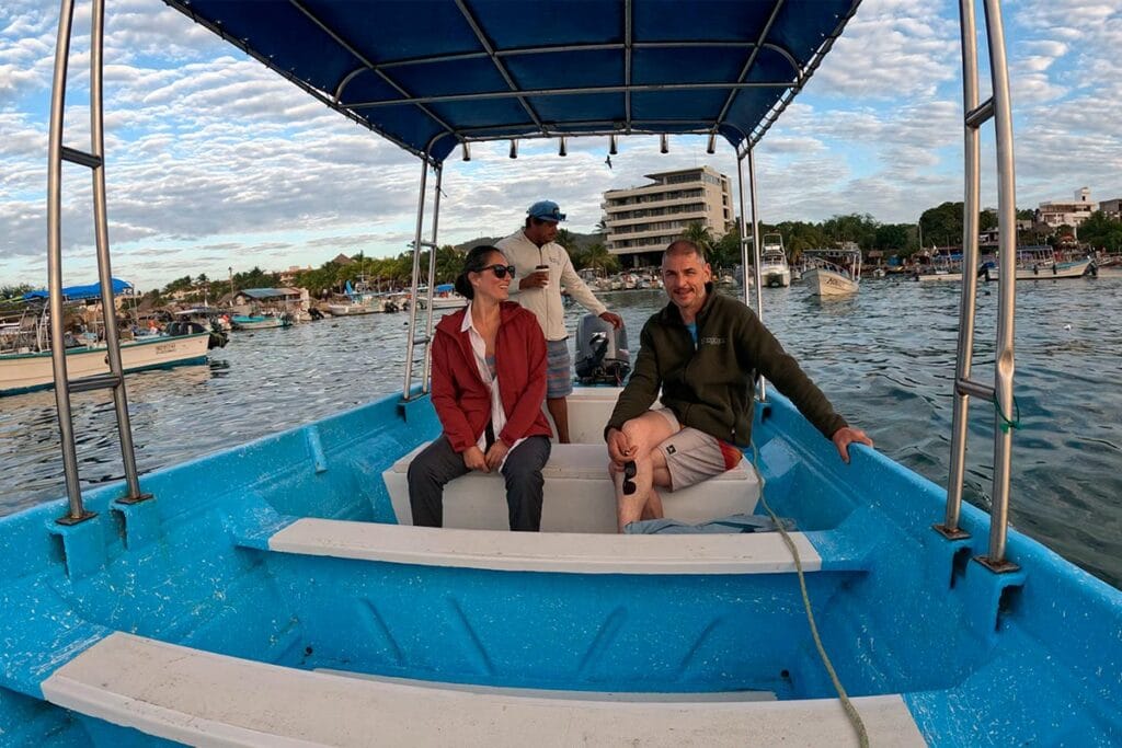 Experiencia de tour privado en Punta de Mita para grupos pequeños: una pareja a bordo de una lancha con su capitán-guía.