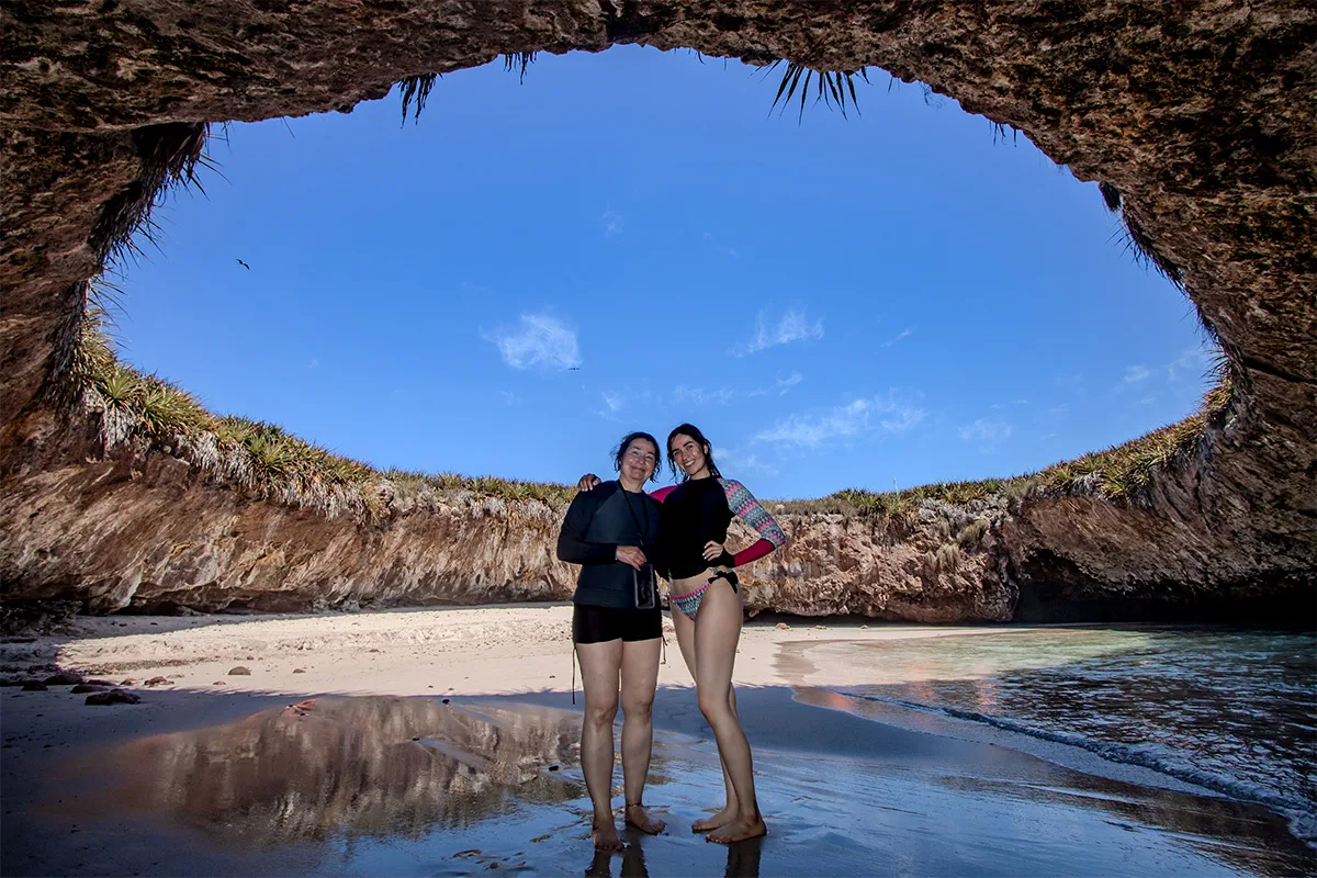 Madre e hija dentro de Playa Escondida
